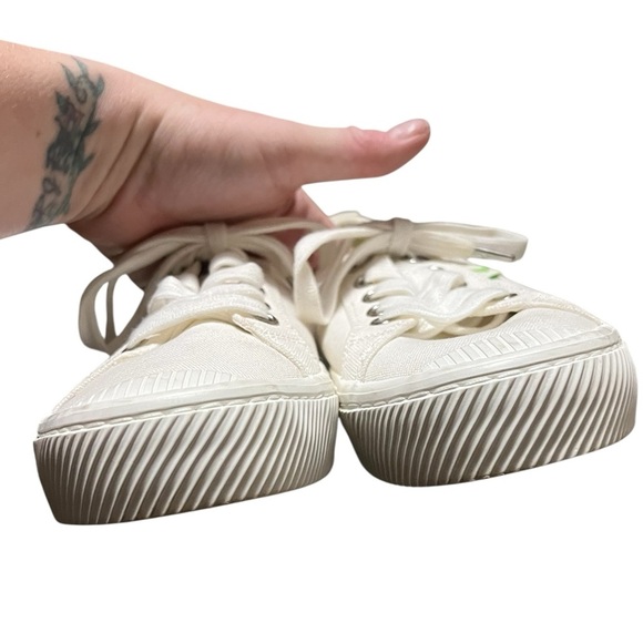 Cariuma OCA low canvas white lace up sneakers - Picture 6 of 11